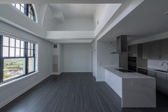 Building Photo - 2313 N Lincoln Park W