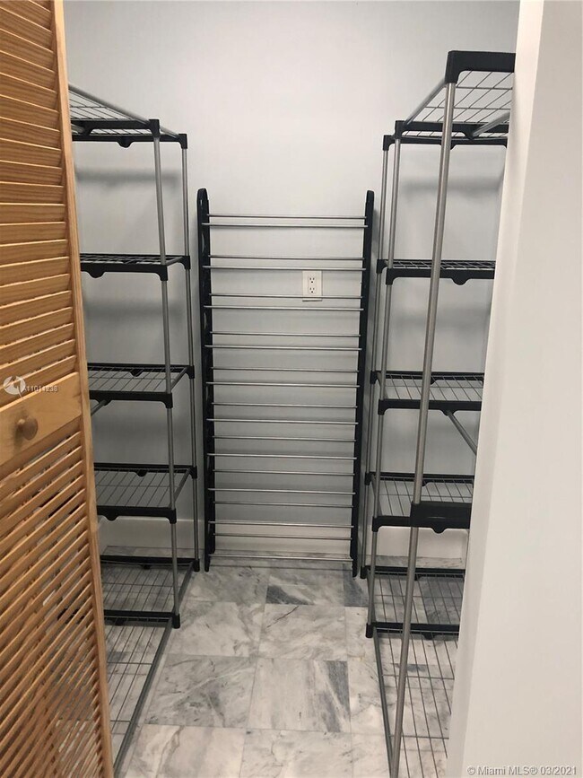 Building Photo - 15525 Miami Lakeway N