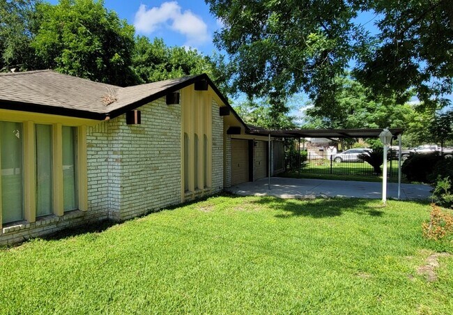 Foto del edificio - 11001 Sherry Ln