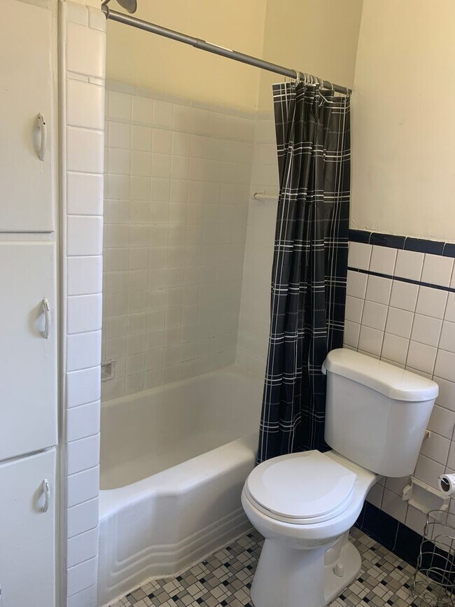 Foto del edificio - West End 3 Bedroom Apartment 2nd/3rd Floor...