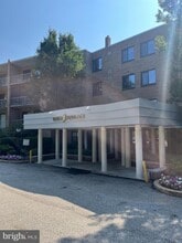 Building Photo - 1637 Oakwood Dr