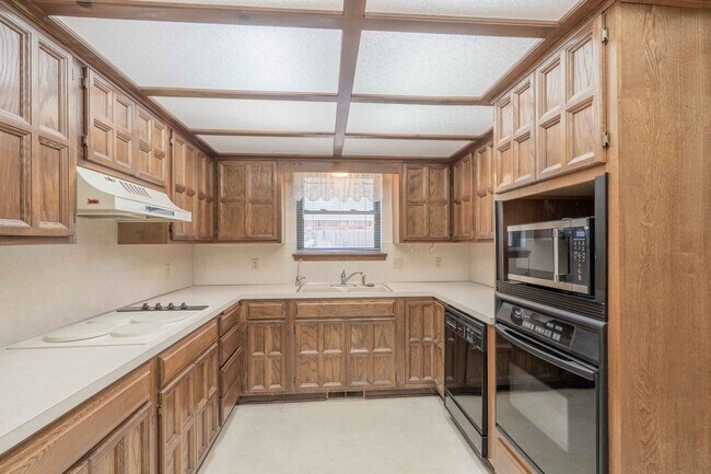Foto del edificio - 4 Bedroom Home Available For Immediate Mov...