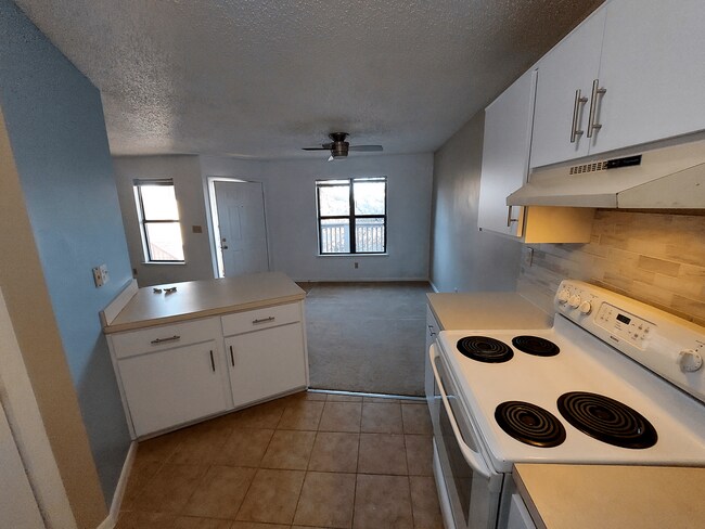Building Photo - Beachside Bliss: Stunning 2 Bed/2 Bath Con...