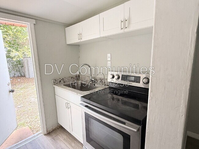 Building Photo - 1426 10th St W