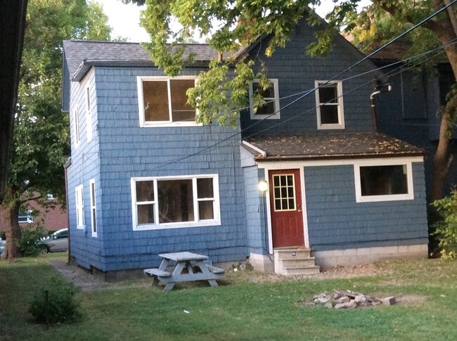 Foto del edificio - 4 bedroom 1 1/2 bath single family house with yard.