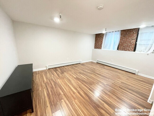 Building Photo - 9/1/25 Huge 4BR/2BA on edge of Northeastern/Berklee campuses