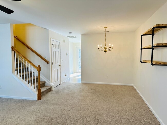 Building Photo - Three Bedroom Townhome Close to Everything