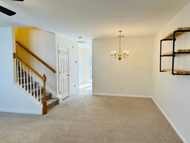 Foto del edificio - Three Bedroom Townhome Close to Everything