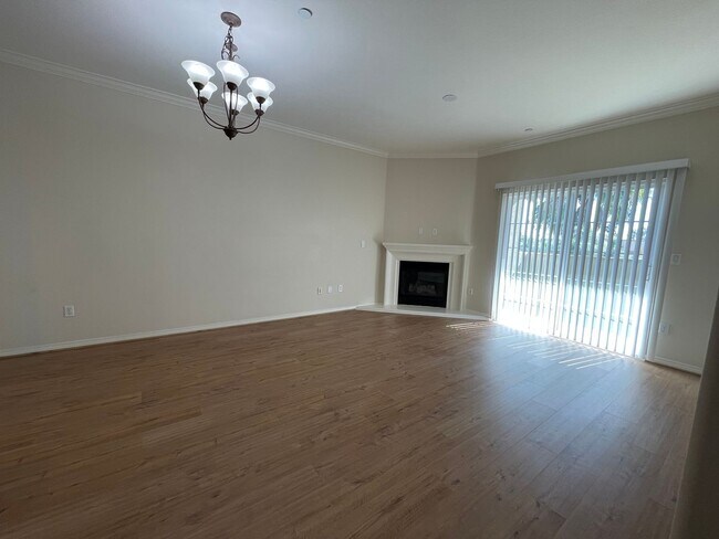 Building Photo - Updated Condo on Top Floor in Harbor City