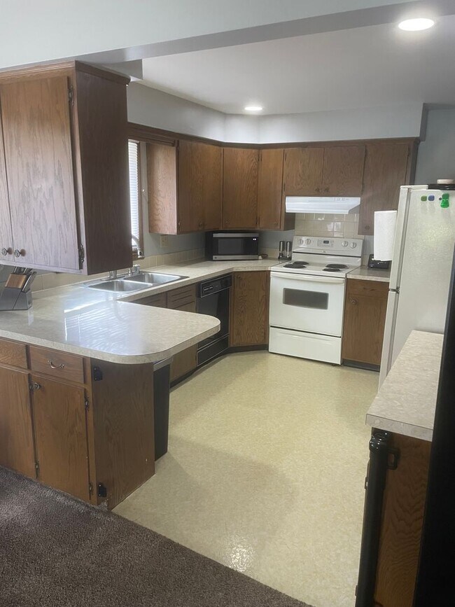 Foto del edificio - 2 bed, 2 bath, duplex across from park. Appleton!