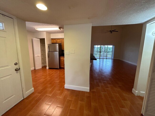 Foto del edificio - 15206 Glenmoor Dr