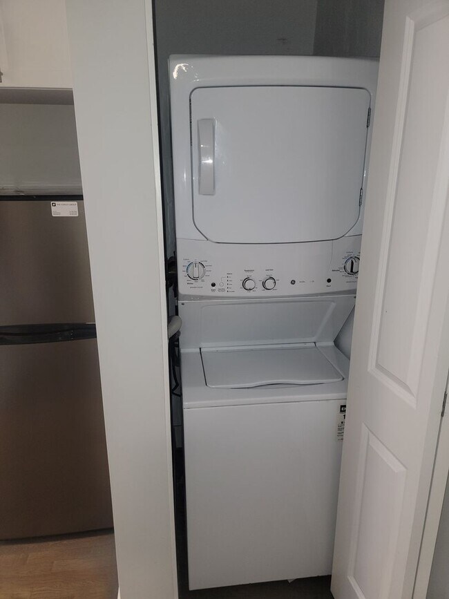 Building Photo - Beautiful; 2 Bed with in unit washer and d...