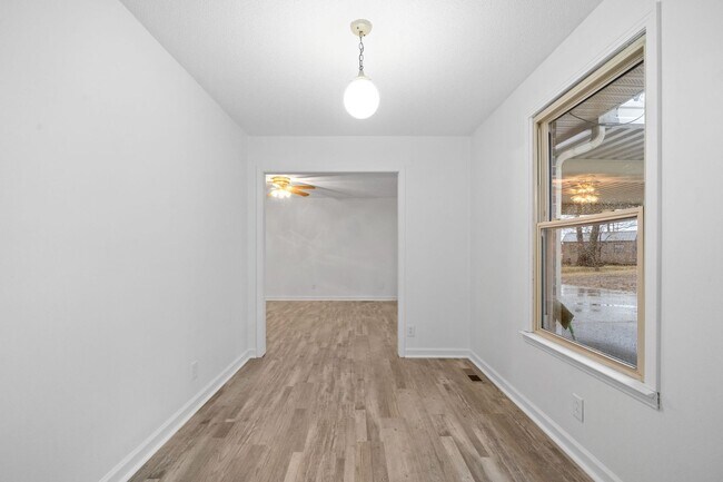 Foto del edificio - Updated home with country feel waiting for...