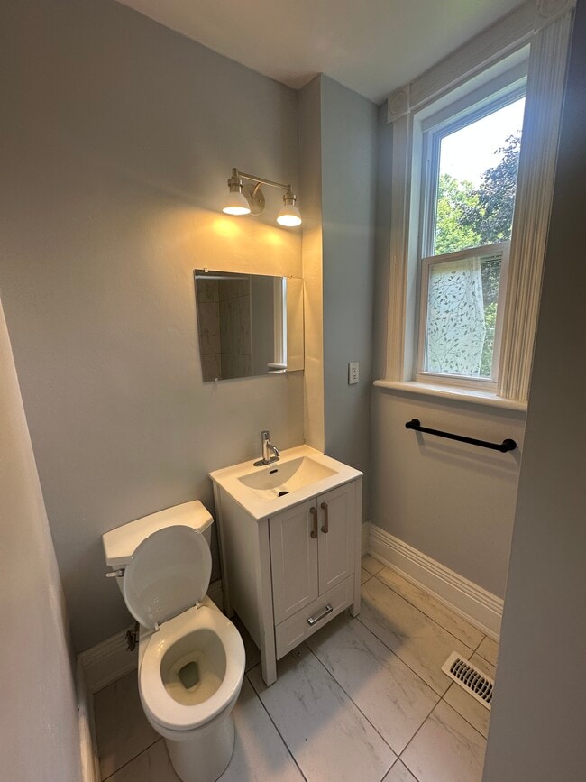 Building Photo - Affordable Main Floor