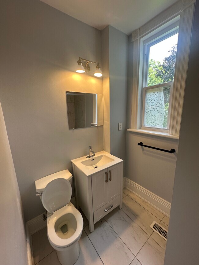 Photo du bâtiment - Affordable Main Floor