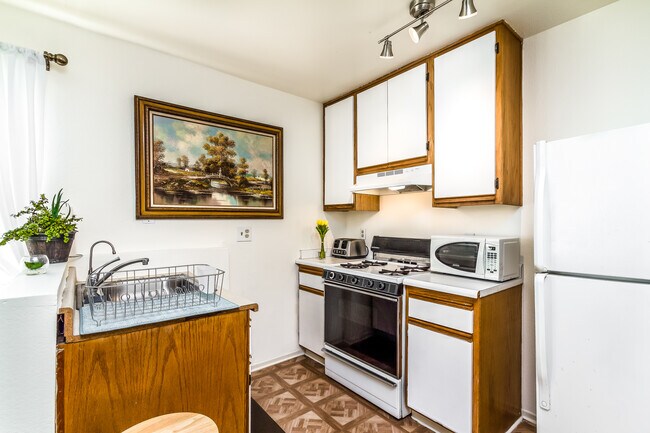 Full Kitchen with Stove, Oven, Microwave, Fridge, Toaster - 3101 Bagley Ave