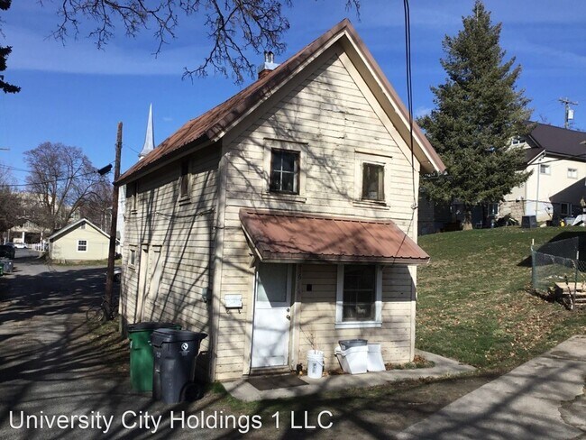 Building Photo - 216 E 7th St