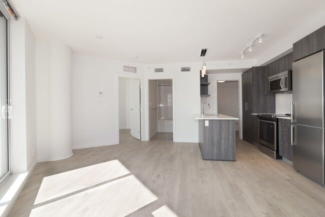 Building Photo - Centre South - 606