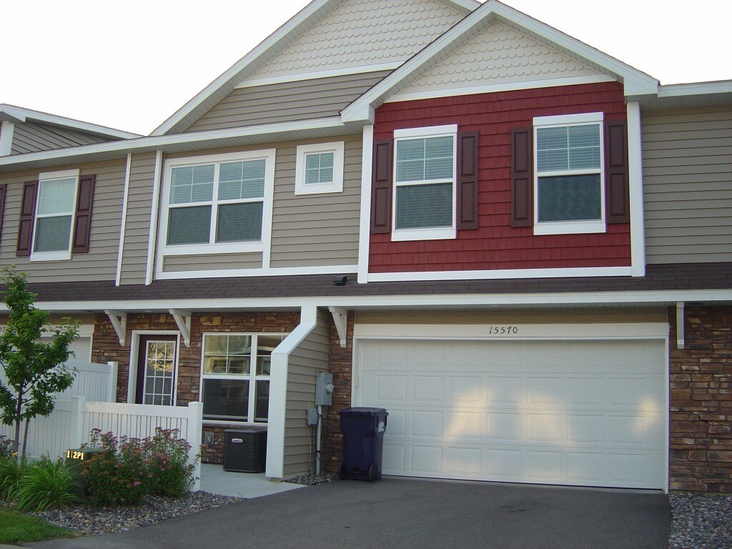 Foto principal - Plymouth Town Home, Available Now, Large M...