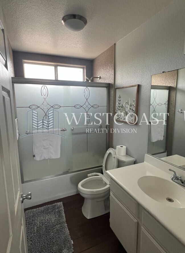 Building Photo - Charming 3-Bedroom Home with Spacious Back...
