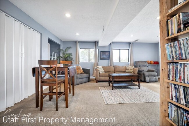 Building Photo - 1 br, 1 bath House - 322 E Hillcrest Cir