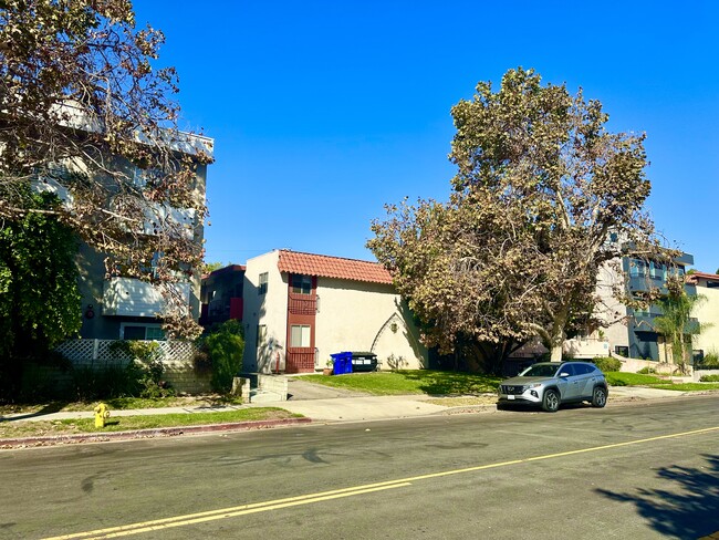 Foto del edificio - 4325 Dixie Canyon Ave