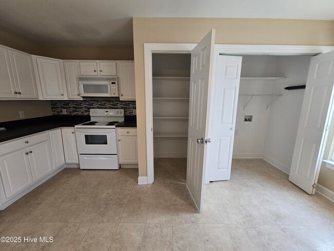 Building Photo - 4009 Lucerne Ct
