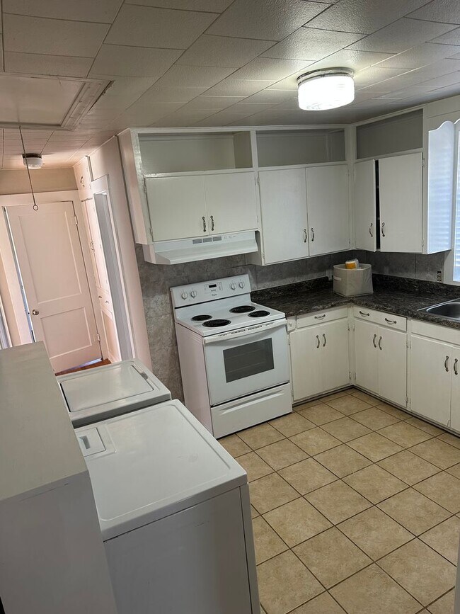 Building Photo - 3 Bedroom, 2 Bathroom Fayetteville Home, Available March 1st!