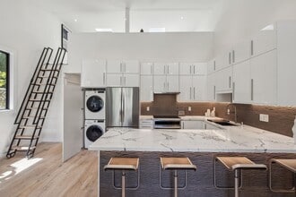 Building Photo - 160 Tasso St