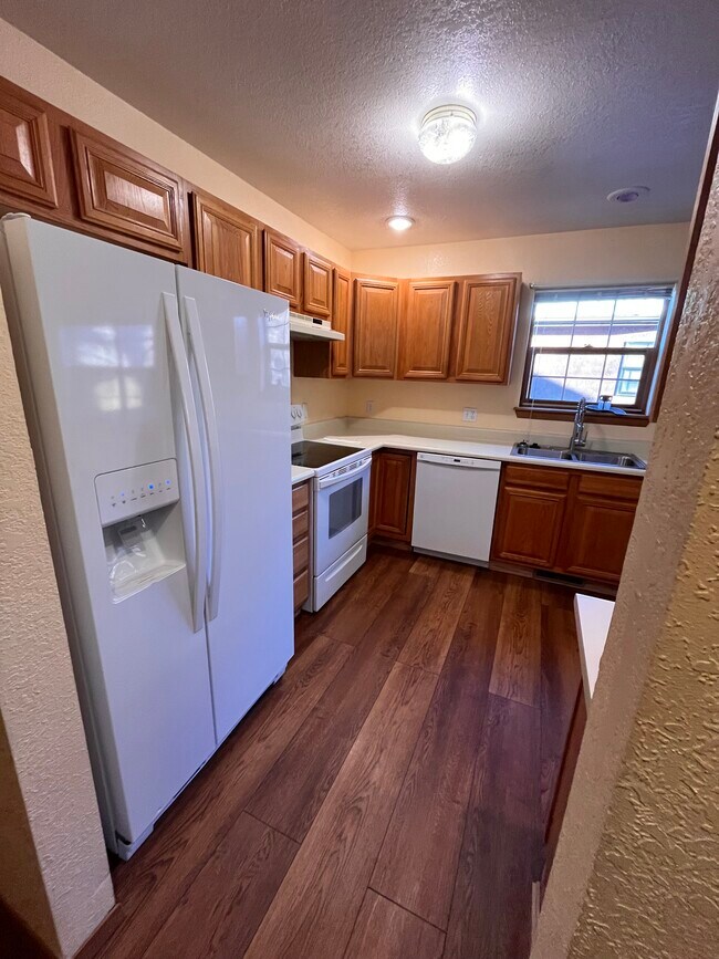 Cocina desde el pasillo/entrada del garaje - 507 Chipeta Trl