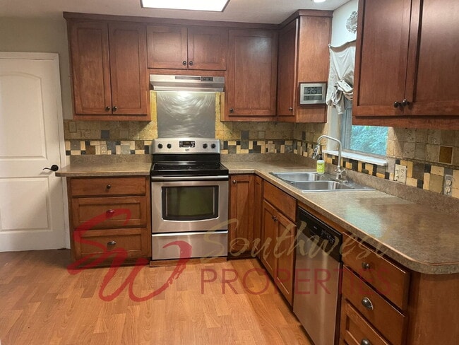 Building Photo - Charming 3 Bed / 2 Bath Home in a Quiet Central Neighborhood