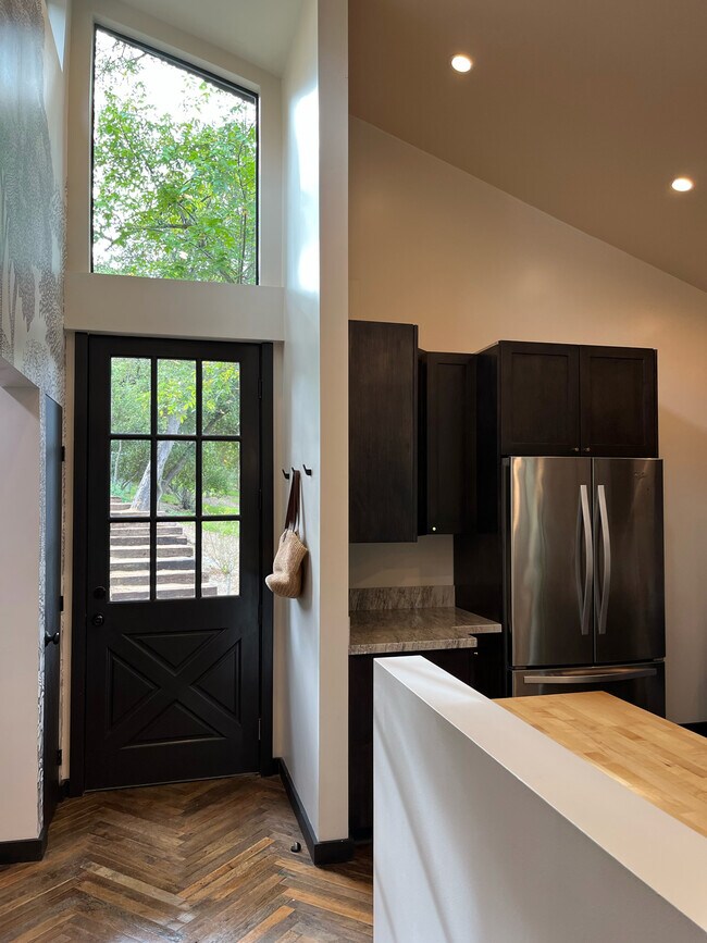 Foto del edificio - 21273 Entrada Rd