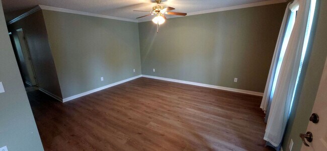 Foto del edificio - Great one level home close to shopping and highway