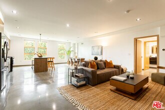 Building Photo - 547 N Sweetzer Ave