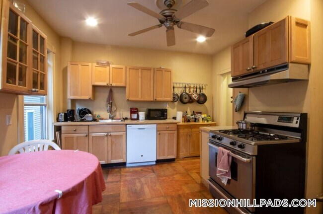 Building Photo - 142 Calumet St