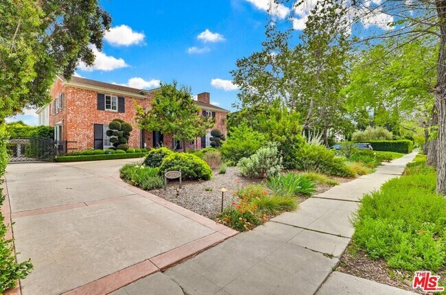 Foto del edificio - 516 S Rimpau Blvd