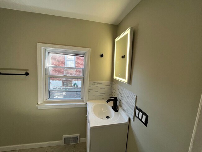 Building Photo - Ohio Ave, Trenton, NJ well-maintained 3-bedroom, 1-bath home