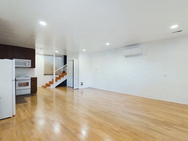 Building Photo - Beautifully remodeled studio downtown PG