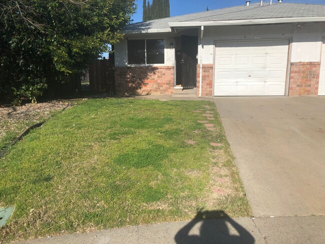 Building Photo - Large 3 Bedroom 2 Bath 1/2 Plex in Rancho ...