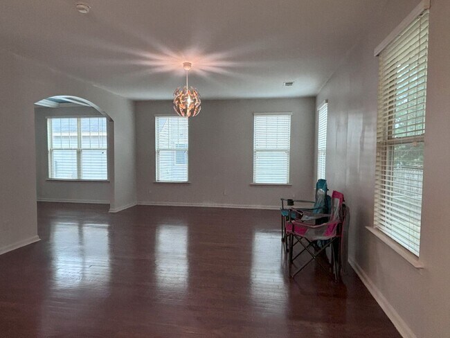 Foto del edificio - Magnificent Two Story Four Bedroom Home in...