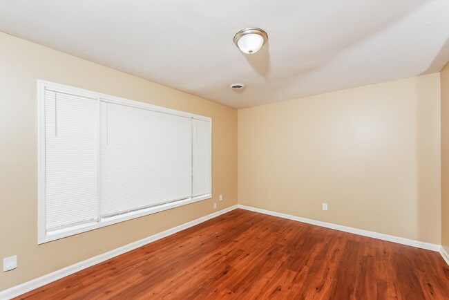 Building Photo - 1700 Serene Dr