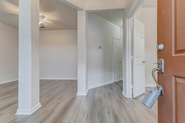 Foto del edificio - 10210 Thornmont Ln