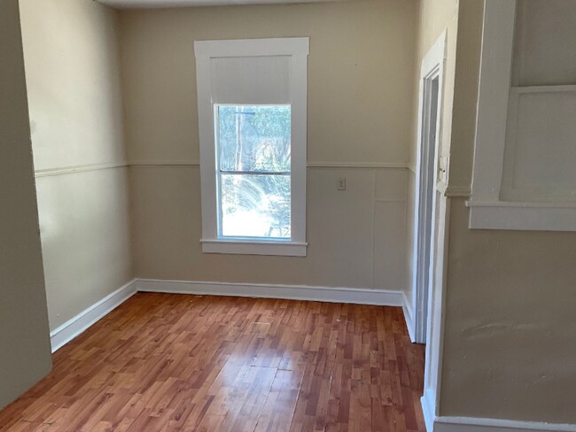 Foto del edificio - 1917 Mitchell Ave