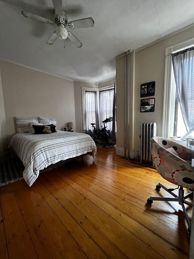 Building Photo - Renovated Brookline Village 3 Bed. 1 Parki...