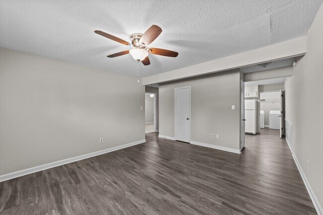 Building Photo - Updated Two Bedroom near Downtown Smithfie...