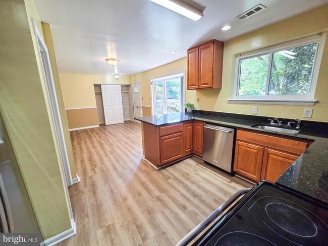 Building Photo - 305 Hillsboro Dr