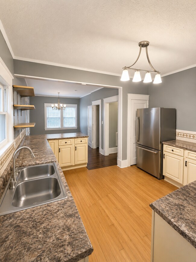 Cocina y comedor - 715 Douglas St
