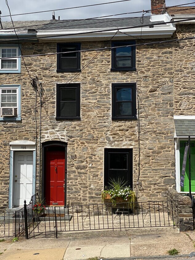 Welcome home to 168 Dupont! - 168 Dupont St