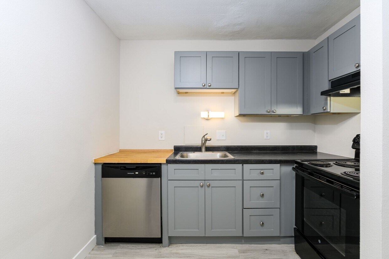 Oak Park Apartments - 7912 Olde English Rd Affton, MO 63123