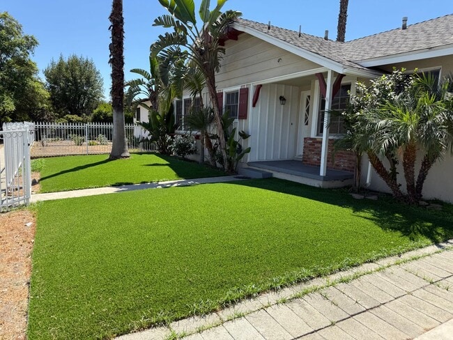 Building Photo - Newly Renovated Single-Family Home in Sun ...